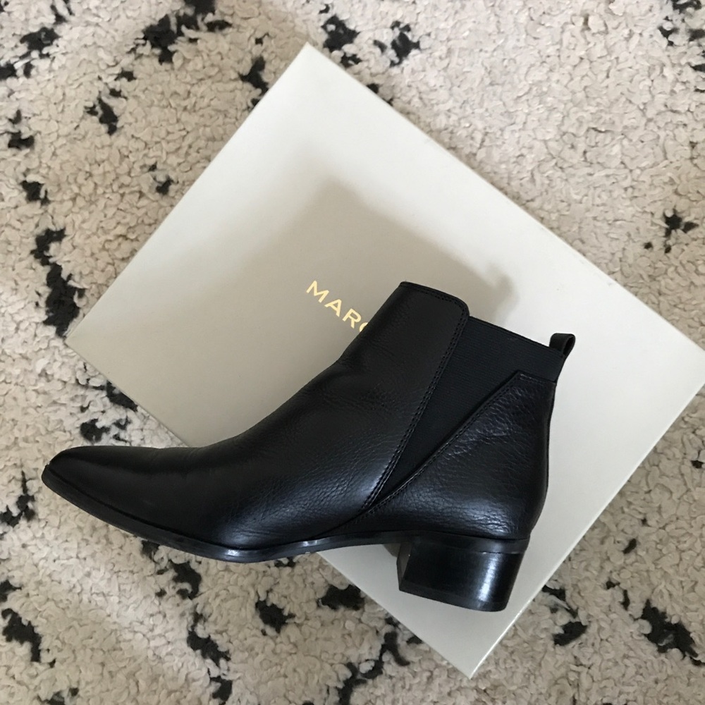 Marc Fisher LTD Yale Chelsea Boot Women size 6 like new